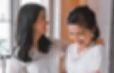 Penampilan Manis Felicia Tissue dan Mama Kompakan Pakai Kebaya
