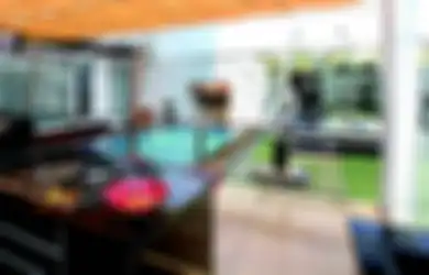 Dapur Terbuka Menghadap Taman untuk Menjamu Kerabat dan Tamu