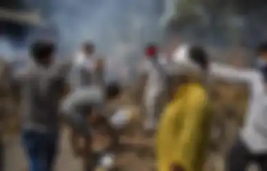 Korban Jiwa Akibat Covid-19 Sentuh 117 Kematian Perjam, Warga India Nekat Gotong Royong Tebang Pohon-pohon di Taman untuk Kremasi