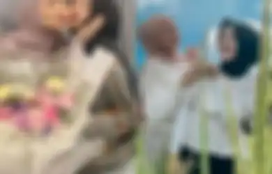 Air Matanya Mengucur Saat Peluk Sule hingga Adik-adiknya, Putri Delina Bikin Suasana Jadi Canggung Gara-gara Lakukan Ini ke Nathalie Holscher, Netizen: Beda Suasananya Ya