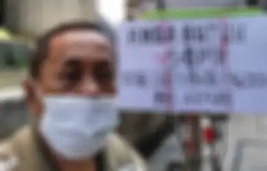 Tawarkan Jasa Sebagai Sopir Berbekal Sepeda Tua dan Secarik Kertas, Pak Arman Akhirnya Ditolong Suami Aurel Hermansyah, Netizen: Rezeki Berlimpah Buat Atta