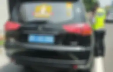 Bawa Mobil Pajero, Pengemudi Ini Malah Tunjukkan SIM dan STNK Buatan Negara Kekaisaran Sunda Nusantara Saat Ditilang Polisi, Ngaku Menjabat Sebagai Jenderal di 'Kerajaan'-nya