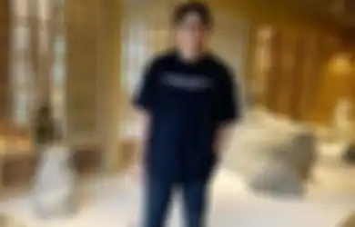 Jiwa Tegarnya Runtuh Begitu Saja, Anak Kedua Raditya Oloan Tak Kuasa Tahan Tangisnya Saat Masukan Stik PS di Peti Mati Sang Ayah, Momen Pilunya Terekam Kamera