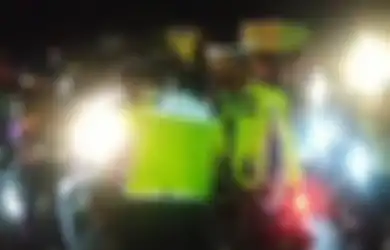 Nekat Ikut 'Jebol' Penyekat Jalur Mudik di Karawang, Emosi Pemudik Ini Berhasil Diredam Usai Dapat Pelukan Hangat Petugas, AKP Rizky Saputro: Dia Bersedia Putar Balik