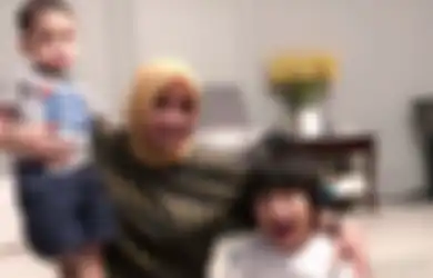 Suguhkan Interaksi Manis ke Anak Bungsu Rieta Amilia yang Baru Wisuda, Dukungan Caca Tengker ke Adik Tirinya Ini Curi Perhatian, Netizen: Ucapannya Bikin Nangis