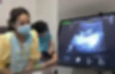Layar Monitor Tampakkan Calon Anak Keduanya dengan Jelas, Tangis Nagita Slavina Meledak Saat Dengarkan Detak Jantung Adik Rafathar: Ya Allah Kenapa Aku Cengeng?