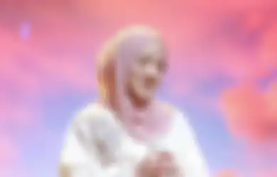 Tutup Kolom Komentar, Intip Penampilan Terbaru Nissa Sabyan Pakai Outfit Putih!