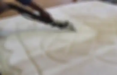Kasur Kena Ompol Bau Pesingnya Susah Hilang, Bersihkan dengan Cara Ini