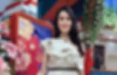 Biasa Dihujat Karena Mulut Nyinyir, Iis Dahlia Kali Ini Banjir Komentar Gegara Tampil Terbuka Pamer Bahu Mulusnya: Makin Umur Makin Nggak Nyadar!