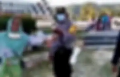 Lagi Musim Emak-emak Ngomel, Wanita Ini Turut Viral Usai Mendadak 'Jadi Bule' Saat Disuruh Polisi Pulang dari Tempat Wisata: No, Saya Ndak Pulang