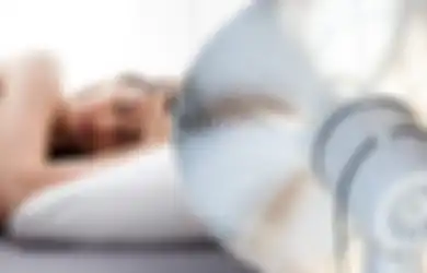 Sejuk Sih, Tapi 5 Bahaya Ini Mengintai Kalau Tidur Pakai Kipas Angin!