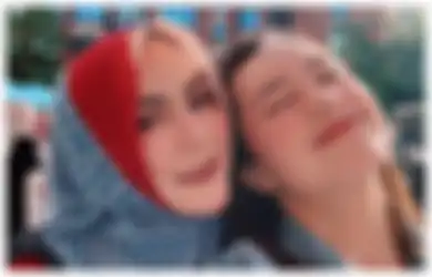 Hangout Bareng, Intip Kompaknya Gaya Trendi ala Beby Tsabina dan Mama!