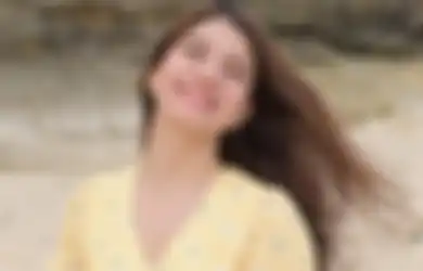 5 OOTD Cassandra Lee Buat Tampil Chic dan Fresh Pakai Outfit Kuning!