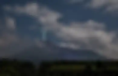 Berkilat Hijau Terang, Viral Benda Diduga Meteor Jatuh di Puncak Gunung Merapi, Begini Penjelasan LAPAN