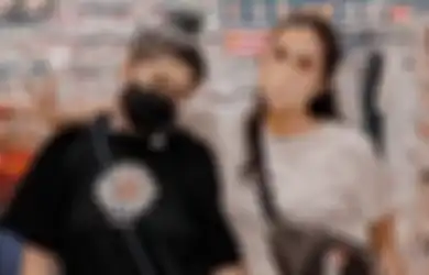 Pergi ke Pasar, Begini Gaya Kompak Amel Bareng Sang Mama, Ussy Sulistiawaty!