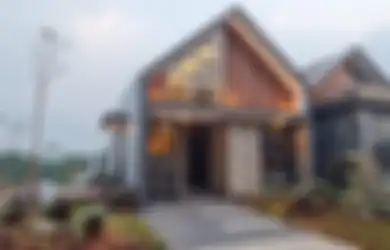 Rumah Tropis Berkonsep Villa Ini Memanfaatkan Kontur Lahan dan Sejuknya Alam Cikeas
