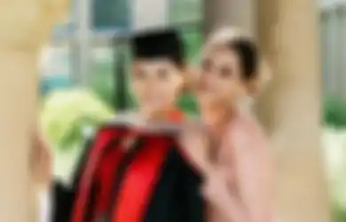 Hadiri Wisuda S2 Sang Kakak, Adik Maudy Ayunda Tampil Manis Pakai Kebaya!