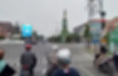 Kaki Mana yang Sebaiknya Turun saat Motor Berhenti? Kanan atau Kiri?