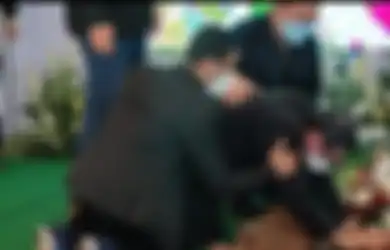 Memilukan, Duduk Bersimpuh sampai Sulit Bangkit dari Samping Makam Sang Istri, Yasonna Laoly Menangis Genggam Tanah Basah Saat Peti Jenazah Elisye W Ketaren Masuk Liang Lahat