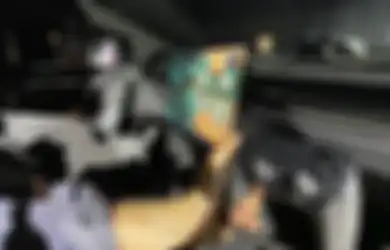 Elon Musk Pamer Main Game Cyberpunk 2077 di Monitor Tesla Model S