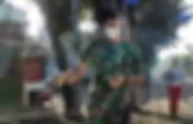 Modal Baju Loreng dengan Wajah yang Selalu Diblur, Anggota TNI AU Ini Viral Sampai Panen Pujian Berkat Aksinya yang Suka Berbagi Tanpa Pandang Bulu, Parasnya Masih Misterius Hingga Kini