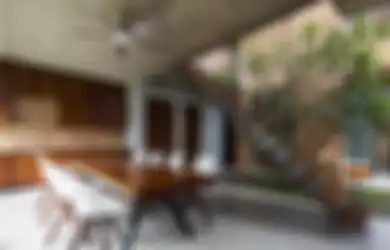 Rumah Tropis Minim Perawatan, Didesain Terbuka Manfaatkan Udara Pantai