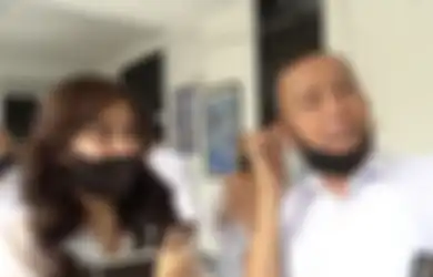 Dorong-dorangan di Depan Kamera, Aksi Ayu Ting Ting dan Ayah Rozak Rebutan Segepok Duit Rp100 Ribu Tuai Respon Begini dari Kru TV