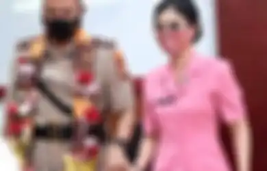 Dampingi Suami Dilantik Jadi Kapolres Gowa, Penampilan Uut Permatasari Saat Sertijab Banjir Pujian, Netizen: Cantik Banget, Salut! 