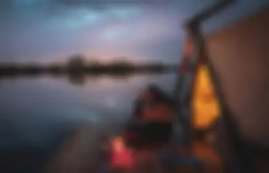 Unik! Hotel Rakit di Tengah Danau, Ruang Inapnya dari Tenda Tahan Cuaca Ekstrem