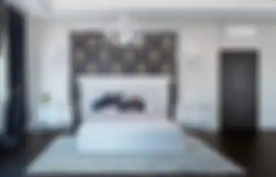 Menghias Dinding Headboard dengan Wallpaper, Cara Simpel Hasil Optimal