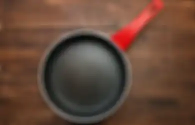 Terlalu Sering Gunakan Sodet Berbahan Logam Bikin Wajan Tak Awet, Ini Alasannya! 