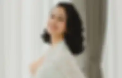Tampil dengan Rambut Baru, Intip Manisnya Gaya Asila Maisa dengan Kebaya Putih!