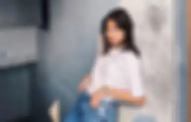 Gaya Kece Putri Abimana Aryasatya, Satine Zaneta Padu Padan Kaos Putih