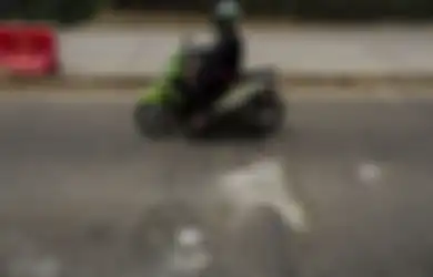 Teknik Aman Hadapi Lubang di Jalan saat Berkendara Motor!