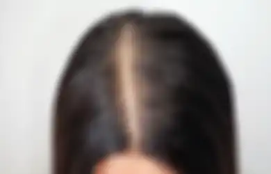 Sering Dilakukan, Padahal 5 Kebiasaan Ini Bikin Rambut Makin Tipis!