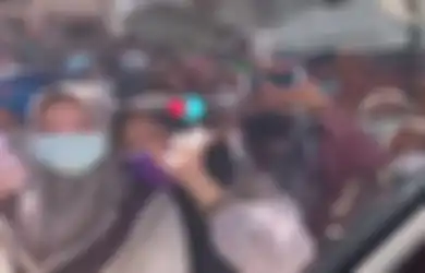 Tampak Dikawal Orang Berseragam Saat Turun ke Pasar dari Alphard Putih, Selebgram Aceh Buka Suara Soal Dugaan Timbulkan Kerumunan di Lhokseumawe