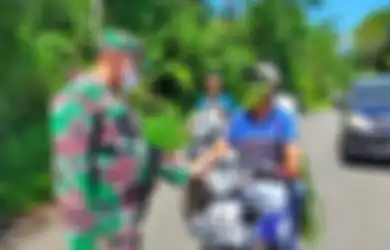Terkejut Lihat Petugas, Petani Ini Bikin Masker Dadakan dari Daun, Aksinya Bikin Bupati Ambil Tindakan Tak Terduga