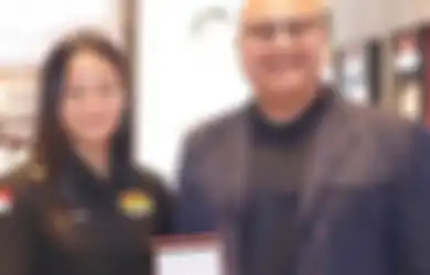 Apresiasi Atlet Indonesia yang Bawa Medali Pertama di Olimpiade Tokyo 2020, Irwan Mussry Pamer Foto Bareng Windy Cantika Aisah, Jam Tangan Mewah sang Atlet Angkat Besi Jadi Sorotan