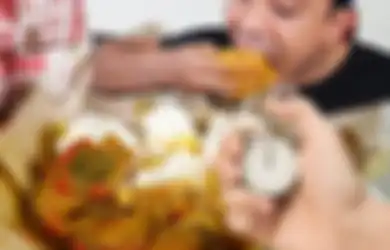 Foto Meme Kocak Makan di Warteg 20 Menit Viral, Komentar Chef Arnold Bikin Netizen Lupakan PPKM