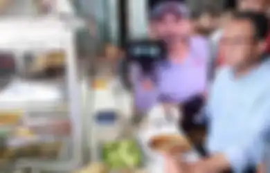 Potretnya Jajan di Warteg Ramai Dibikin Meme, Anies Baswedan Jawab Tantangan Makan di Warung Cuma 20 Menit Terkait Aturan PPKM