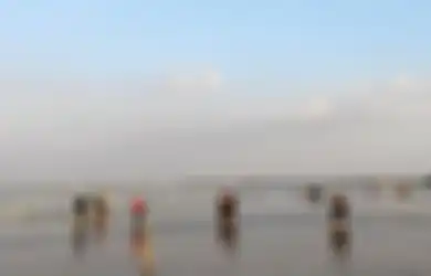 Nikmati Piknik Sambil Coba Pengobatan Alternatif, Lokasi Wisata Pantai di Cirebon Ini Tawarkan Pengalaman Berendam untuk Sembuhkan Stroke
