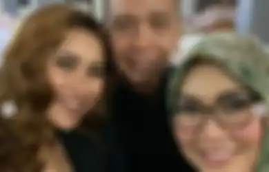 Ironis, Alih-alih Jadi Tameng Putrinya dari Para Haters, Umi Kalsum dan Ayah Rozak Kini Justru Buat Ayu Ting Ting Kehilangan Banyak Sahabat