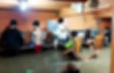 Para Gamer Filipina Ini Nekat Tetep Mabar Meski Warnetnya Kebanjiran