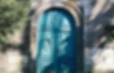 Mitos Makan di Depan Pintu, Benarkah jadi Susah Dapat Jodoh?