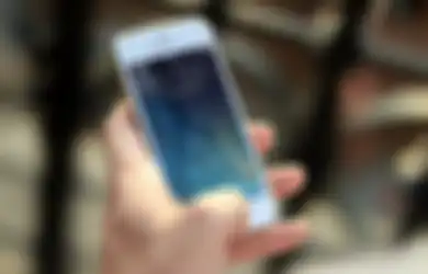 Bukannya Untung Malah Buntung, Mulai Sekarang Jangan Lagi Gunakan Benda-benda ini untuk Bersihkan Handphone Milikmu, Termasuk Alkohol