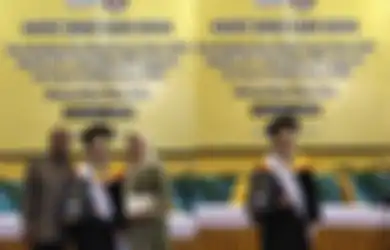 Tukang Parkir Ini Bangga Setengah Mati Anaknya Bisa Jadi Wisudawan Terbaik dengan IPK 4.0, Perihnya Cari Biayai Kuliah Akhirnya Terungkap hingga Bikin Haru