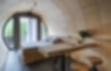 Dibangun dengan Teknik Rekayasa Kompleks seperti di Kapal, Rumah dari Baja Tanpa Jahitan Ini Berbentuk Pipa dengan Interior Modern