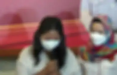 Tertunduk Sambil Menangis Minta Maaf, Oknum Perawat Tersangka Vaksin Covid-19 Kosong Akui Suntik 599 Orang di Hari Kejadian, Pelaku Ngaku Cuma Ingin Lakukan Hal Ini