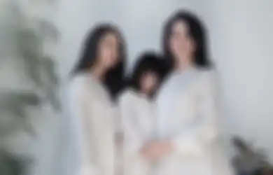 Kompaknya 5 Fashion Anak Ririn Ekawati, Jasmine Abeng dan Mama Pakai Outfit Putih!