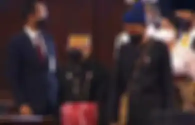 Sandal Karet dalam Foto Jokowi Pakai Baju Baduy Bikin Salfok, Netizen Merasa Keputusan yang Ditunggu-tunggu Ini Jauh Lebih Penting Buat Rakyat